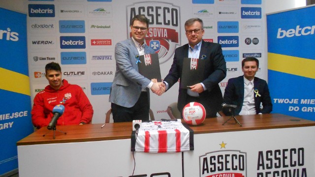 Umowę o współpracy podpisali Piotr Maciąg, prezes Asseco Resovii i Jacek Jakubowski, członek Zarządu Betcris Polska