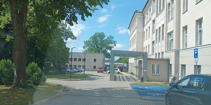 Konar spadł na dach budynku magazynowego szpitala w Słupsku