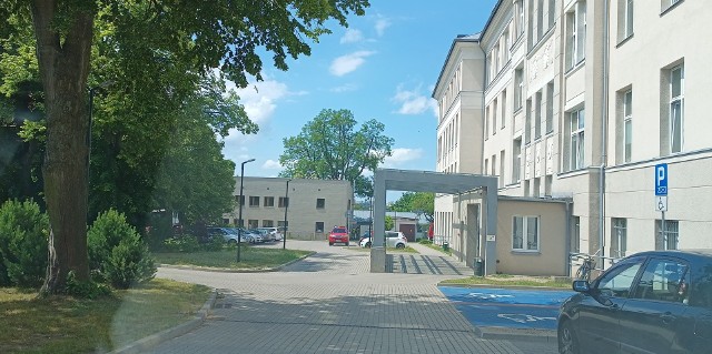 Konar spadł na dach budynku magazynowego szpitala w Słupsku