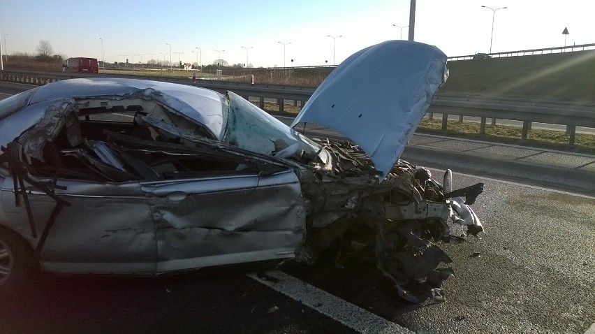 Wypadek przy AOW. Auto osobowe zderzyło się z tirem (FILM Z WYPADKU, ZDJĘCIA)