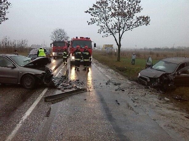 Zderzenie dwóch aut w Wełeczu. Cztery osoby w szpitalu 