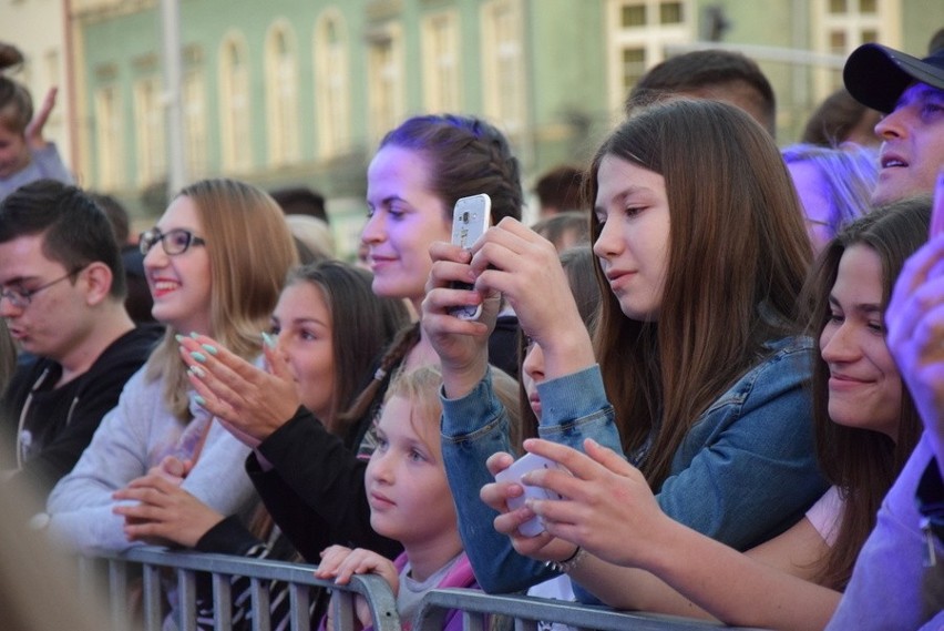 Częstochowa: Natalia Nykiel wystąpiła na dachu autobusu Red...