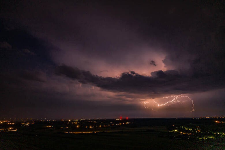 Dwa pożary od uderzeniach piorunów, podtopienia i powalone drzewa - duże straty po nocnej burzy w Świętokrzyskiem [ZDJĘCIA]