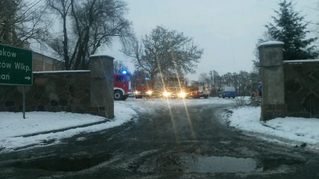 Pożar kościoła - strażacy oraz policjanci na miejscu zdarzenia.