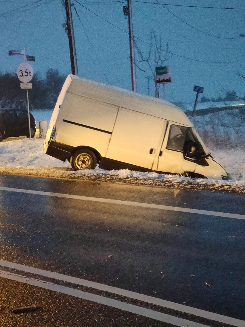 Groźny wypadek pod Krakowem. Pogoda nie sprzyja kierowcom