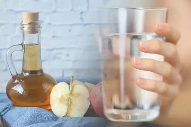 Regularne spożycie wody jest kluczowe dla utrzymania zdrowia i prawidłowego funkcjonowania organizmu. Nieprawidłowe nawodnienie może prowadzić do różnych problemów zdrowotnych, dlatego ważne jest, aby dbać o regularne spożycie wody w ciągu dnia. By wspomóc jej działanie, warto rozważyć picie na czczo szklanki wody z dodatkiem octu jabłkowego. W galerii przedstawiamy działanie wody z octem jabłkowym na organizm. Zobacz, co się stanie z organizmem, jeśli włączysz to do diety.