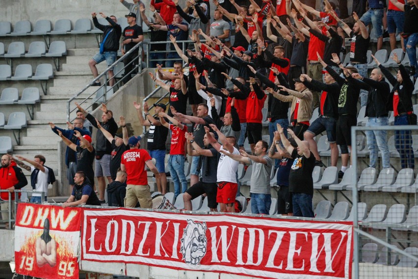 Kibice Widzewa Łódź wspierali swój zespół dopingiem w meczu z Koroną Kielce w Fortuna 1 Lidze [ZDJĘCIA]