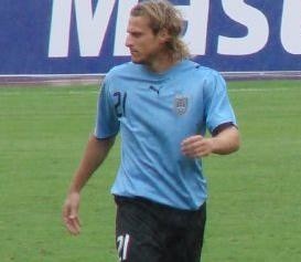 Diego Forlan strzelił ważną bramkę dla Urugwaju i karnego w dodatkowej serii.