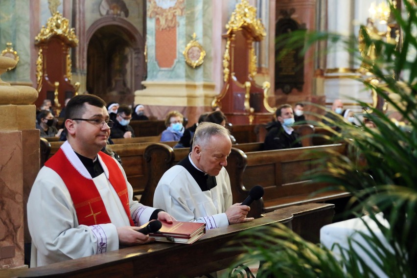 Wielki Piątek 2021. Droga Krzyżowa w lubelskiej archidiecezji pod ścisłym reżimem sanitarnym. Zobacz zdjęcia