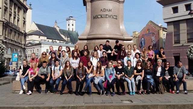 Licealiści na lwowskiej starówce zaliczonej do światowego dziedzictwa UNESCO u stóp pomnika Adama Mickiewicza
