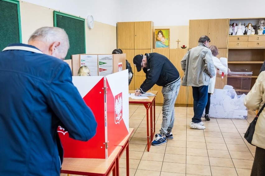 Wybory parlamentarne 2023 w Bydgoszczy. Oto zdjęcia z...