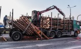Awaria ciężarówki przewożącej drewno na rondzie Fordońskim. Uwaga, są znaczne utrudnienia w ruchu! [ZDJĘCIA, WIDEO]