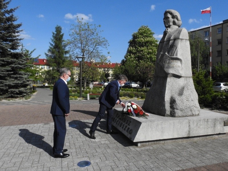 Kwiaty pod pomnikiem Tadeusza Kościuszki złożył burmistrz...