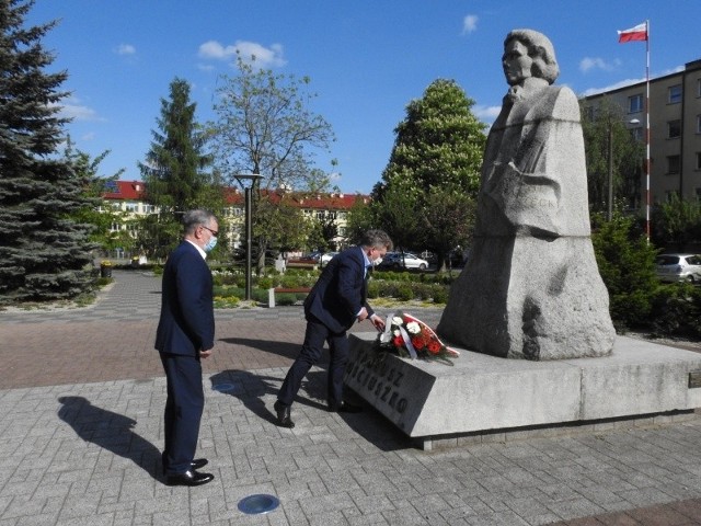 Kwiaty pod pomnikiem Tadeusza Kościuszki złożył burmistrz Połańca - Jacek Tarnowski i Przewodniczący Rady Miejskiej - Stanisław Lolo.