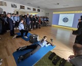 Wirtualna strzelnica w szkole w Łopusznie oficjalnie otwarta. Będą z niej korzystać uczniowie szkół mundurowych z całego powiatu