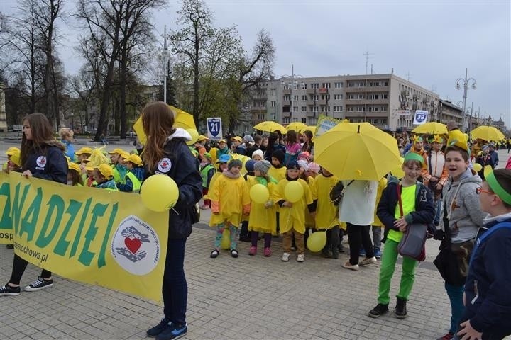 Uczestnicy ubrani byli w kolorowe elementy. Dominowały...