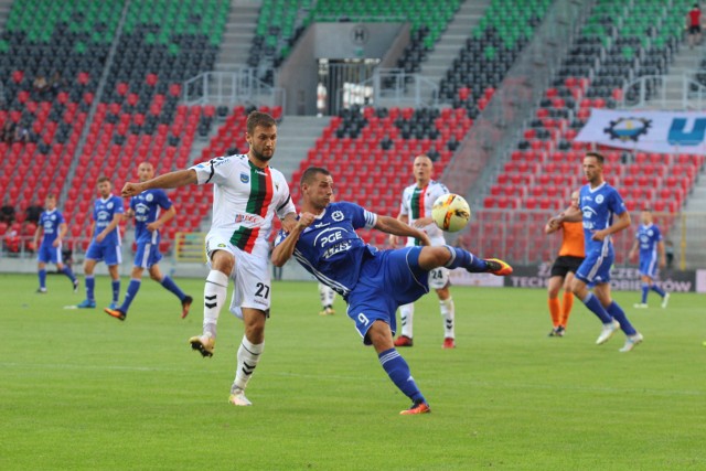 Mateusz Cholewiak (z prawej) strzelił drugiego gola w meczu z Pogonią Siedlce.