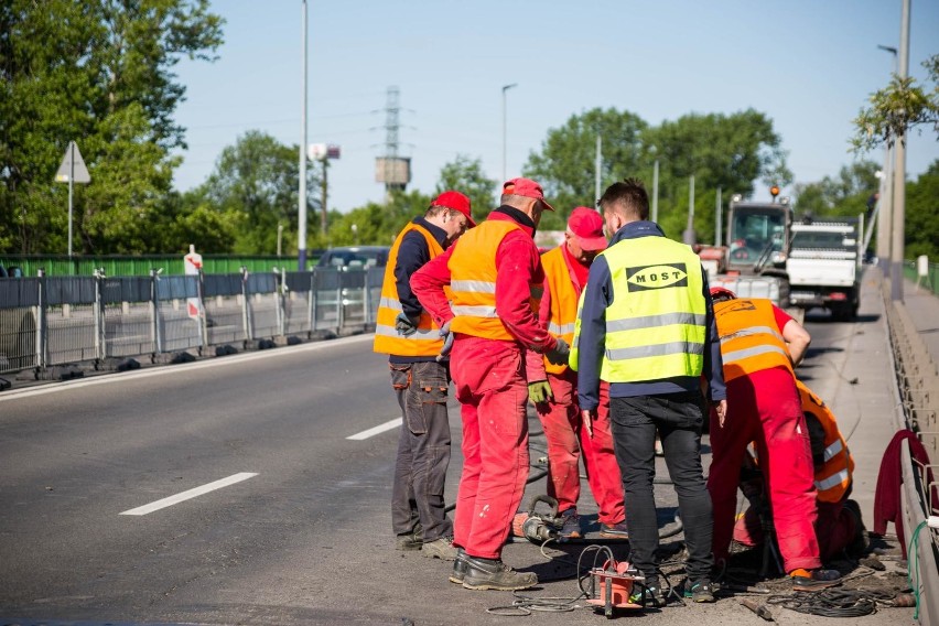 Trwa remont mostu przez rzekę Wisłę w ciągu ulicy...