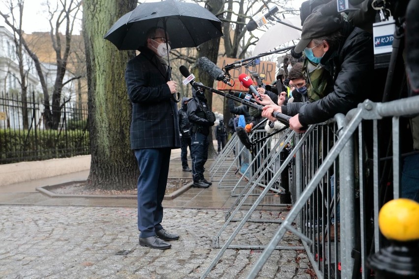 Adam Bodnar opuszcza TK po ogłoszeniu wyroku w związku z...