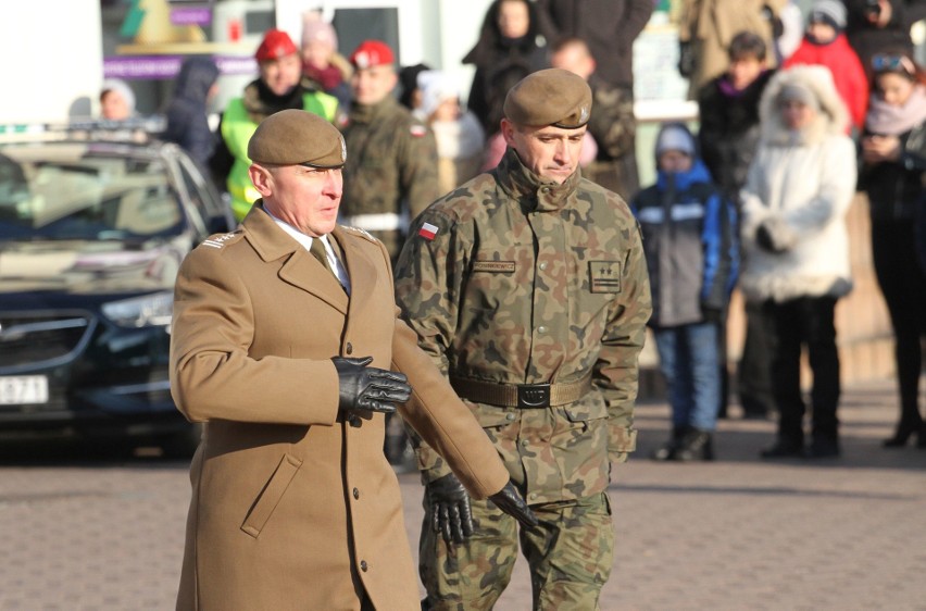 Na Placu Bartosza Głowackiego w Tarnobrzegu  „Terytorialsi” wypowiedzieli rotę przysięgi wojskowej. Było bardzo uroczyście (duzo zdjęć)