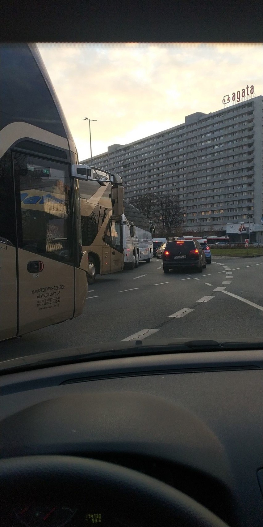 Autokary zablokowały rondo w centrum Katowic. To protest...