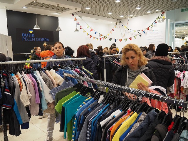 We wtorek (19 kwietnia) został otwarty darmowy sklep na Ukraińców w Łodzi. Butik Pełen Dobra powstał w Porcie Łódź. Na otwarciu pojawiły się tłumy kobiet szukających ubrań dla siebie i dzieci.ZOBACZ, CO MOZNA ZNALEŹĆ W NOWO OTWARTYM BUTIKU