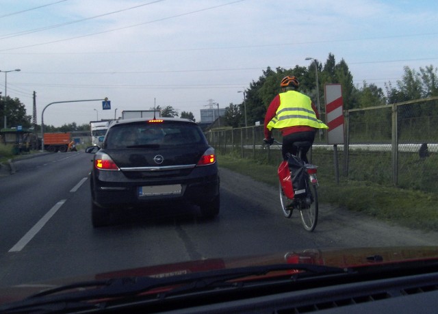Rowerzysta w kamizelce odblaskowej jest dobrze widoczny na drodze. Zanim zrobi się ciemno, powinien też włączyć oświetlenie