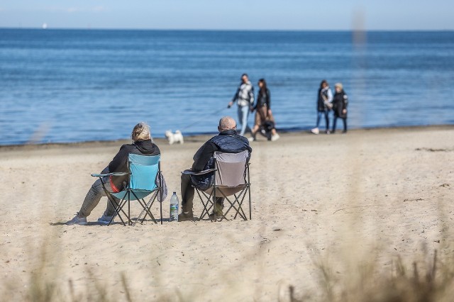 Piękna pogoda przyciągnęła nad morze w Gdańsku wielu spacerowiczów. Nareszcie ciepło!