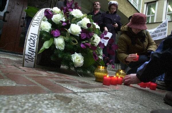 O godz. 13 przed urzędem zapłonęły znicze, pojawiły się sztandary, m.in. z napisem "My chcemy pracy i pieniędzy, chora kasa nas okrada, pozostawia w nędzy&#8221;. Manifestujący złożyli przed siedzibą wojewody żałobny wieniec z wyrazami ubolewania z powodu klęski w ochronie zdrowia.