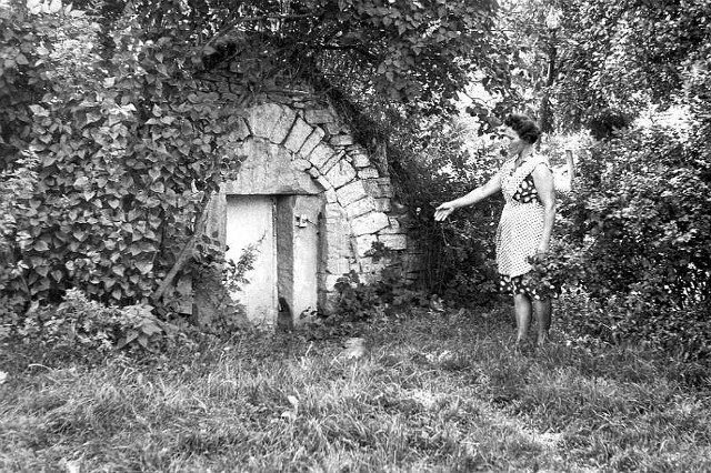 Rok 1968. Helena Śliwa wskazuje, gdzie została zastrzelona jej matka Aleksandra Pirga.