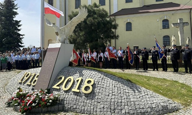 Uczestnicy uroczystości złożyli kwiaty przed pomnikiem Orła Białego przy sanktuarium w Skrzyńsku. Więcej na kolejnych zdjęciach