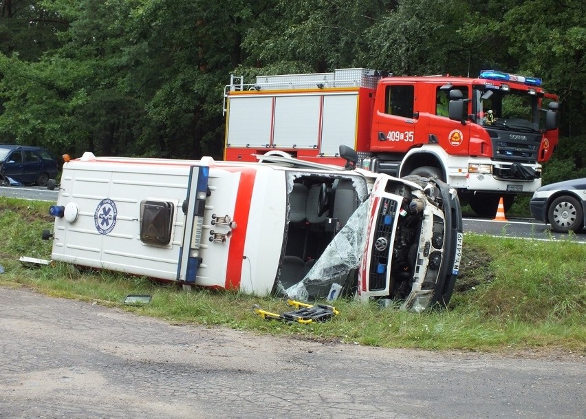 Wypadek karetki pod Bełchatowem. Cztery osoby ranne [ZDJĘCIA+FILM]