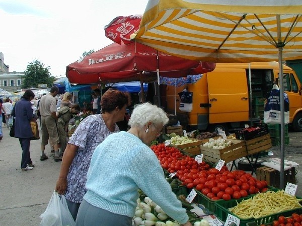 Klientami Zielonego Rynku w Przemyślu przeważnie są starsi ludzie. Często mają kłopot z pokonaniem nierównej nawierzchni.