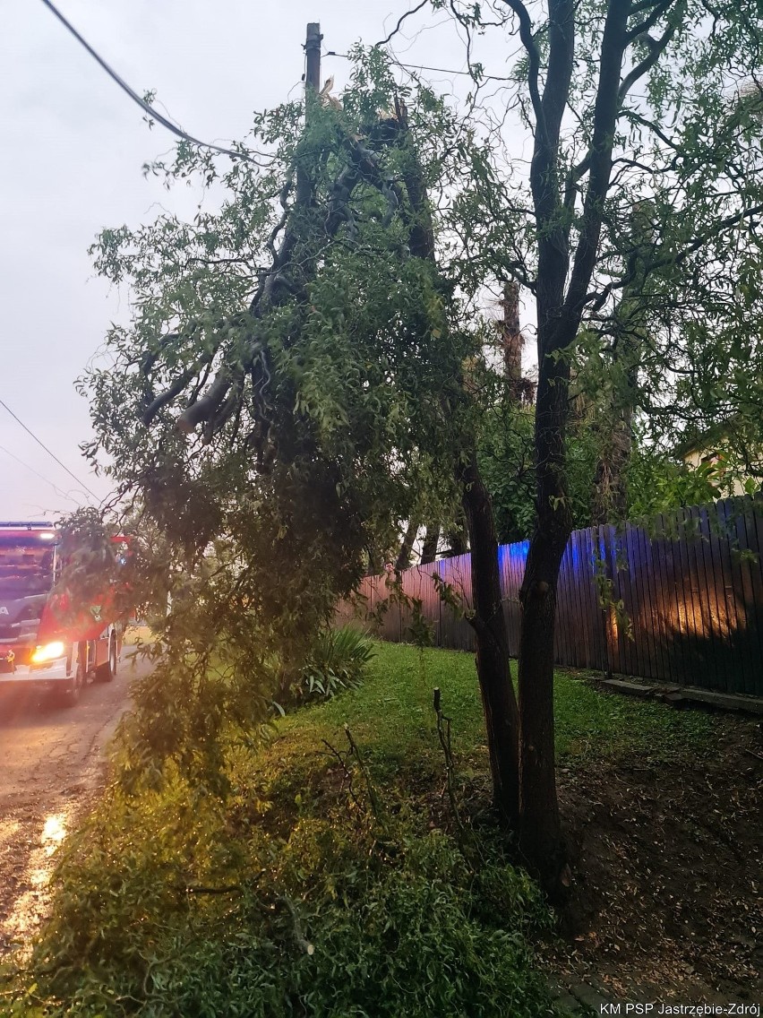 Burze i nawałnice w Jastrzębiu-Zdroju. Skutki są dramatyczne. Strażacy wyjeżdżali na interwencje 17 razy, a w piątek aż 20