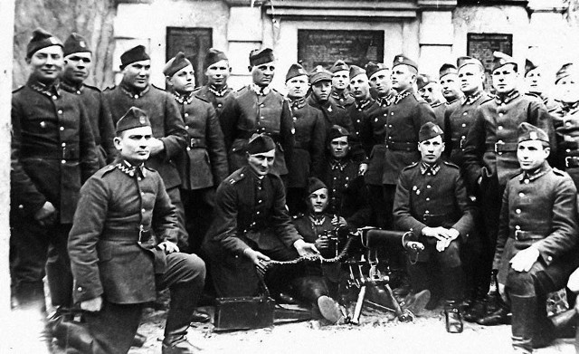 Franciszek Jaskulski (klęczy pierwszy z lewej) w czasie służby w 17 Pułku Ułanów Wielkopolskich