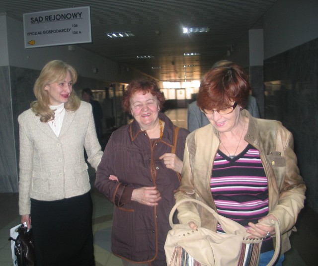 &#8211; (od lewej) Jolanta Mudzik i towarzyszący jej rodzice z zadowoleniem opuszczali wczoraj tarnobrzeski sąd.