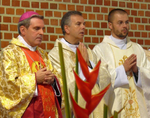 Biskup Krzysztof Nitkiewicz podczas Mszy świętej odpustowej u michalitów, z prawej proboszcz ks. Tomasz Wilisowski.