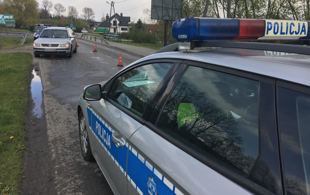 Do zdarzenia doszło w poniedziałek w Buszkowicach pod Przemyślem.- 68-letni mężczyzna o kulach wszedł na jezdnię wprost pod koła volkswagena passata. Pieszy z urazem głowy i złamaną nogą trafił do szpitala, gdzie przebywa na badaniach - powiedziała sierż. szt. Marta Fac z KMP w Przemyślu.Pieszy i 48-letni kierowca samochodu, byli trzeźwi.Policjanci prowadzić będą postępowanie wyjaśniające okoliczności tego wypadku.