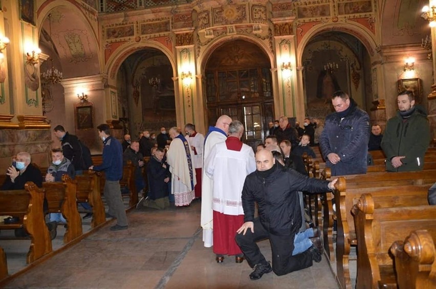 Męski różaniec w Przemyślu. Zobacz jak modlono się w kościele Franciszkanów [ZDJĘCIA]