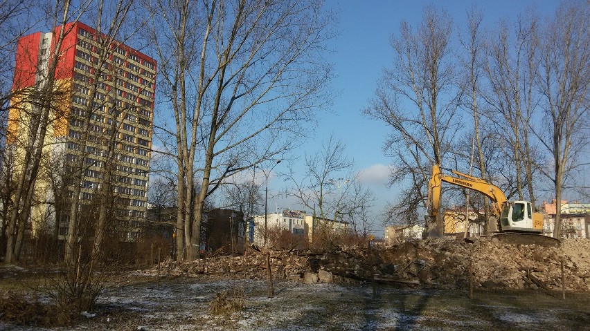 Sosnowiec: wyburzono pustą kamienicę przy Rondzie Gierka [ZDJĘCIA]