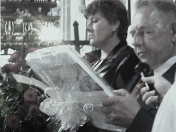 Sołtys Henryk Pakosz (pierwszy z prawej) podczas jubileuszu 40.lecia kapłaństwa i 20-lecia posługi w Kurzelowie księdza kanonika Daniela Olszewskiego.