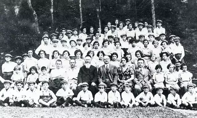 Dawid Kurzmann (w środku z brodą) w otoczeniu współpracowników i dzieci z Domu Sierot. Kolonia w Mszanie Dolnej, rok 1939.