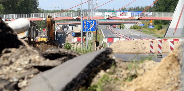 DK 86 w Katowicach od dwóch tygodni jest zamknięta dla ruchu. Przez uszkodzony wiadukt.Zobacz kolejne zdjęcia. Przesuwaj zdjęcia w prawo - naciśnij strzałkę lub przycisk NASTĘPNE
