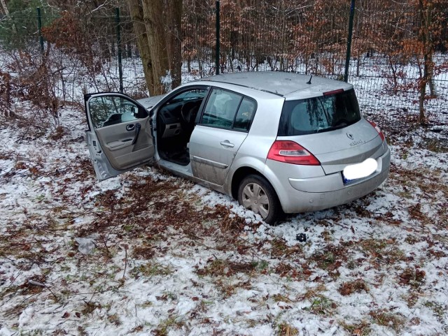 Na ul. Koronowskiej w Bydgoszczy samochód zjechał z drogi i uderzył w drzewo. Jedna osoba trafiła do szpitala