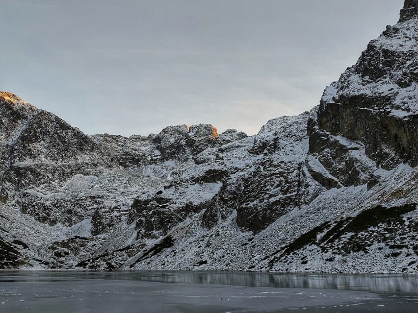 Tatry. W górach śniegu jak na lekarstwo. Zobaczcie Czarny Staw Gąsienicowy