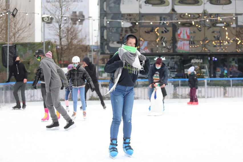 Świąteczna ślizgawka na lodowisku na Rynku w Katowicach jest...