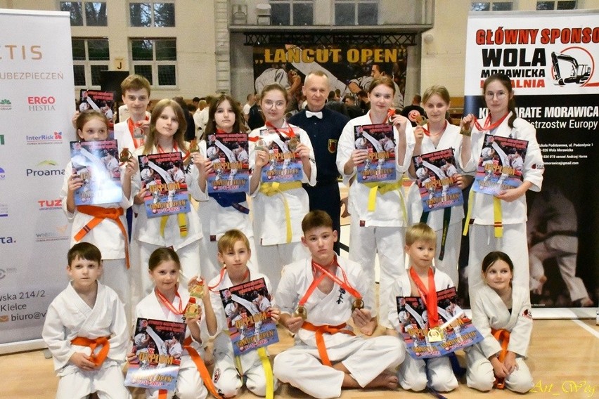 Piętnaście medali dla zawodników Klubu Karate Morawica na zawodach Łańcucie w Święto Niepodległości. Zobacz zdjęcia z tego wydarzenia