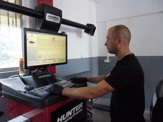Artur Radziwiłłowicz za otrzymaną pożyczkę zakupił specjalistyczną maszynę Hunter do ustawiania geometrii kół.