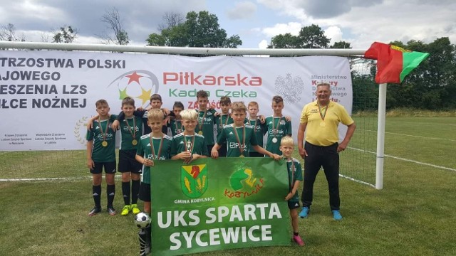 Mistrz Polski UKS Sparta Sycewice. Od lewej w głębi: Franciszek Ługowski, Jan Czyż, Paweł Maciejewski, Michał Mothke, Kacper Czernowałów, Wojciech Kujawski, Antoni Motowidło, Filip Wiśniewski, trener Ryszard Hendryk. Przy bannerze od lewej: Kacper Wereszczyński, Szymon Ignatowicz, Oskar Mazurek, Tymon Ignatowicz