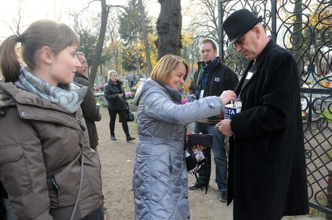 Zaduma w ciszy i jesiennym słońcu